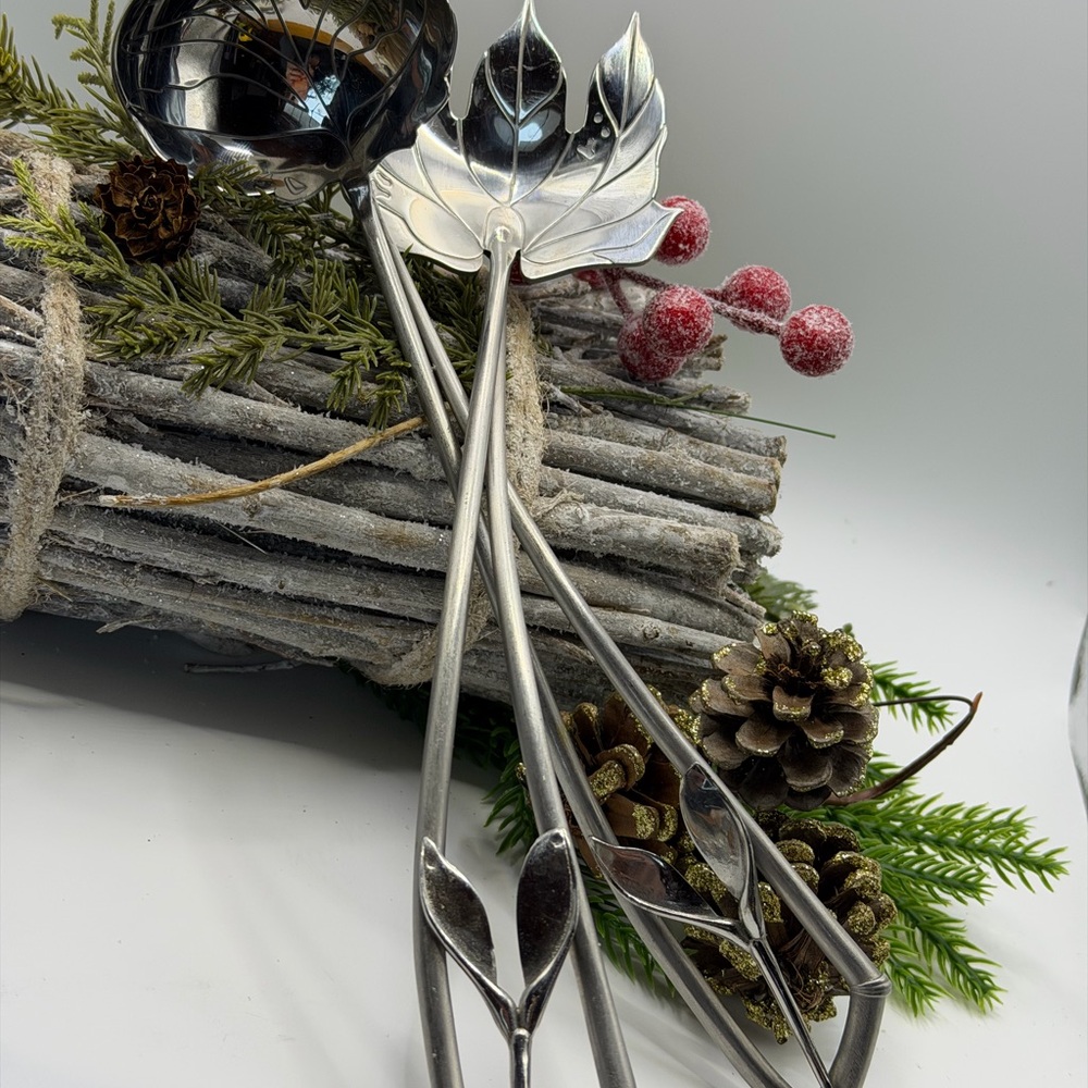 Elegant Silver Leaf Handle Serveware Set - Picture 9 of 12